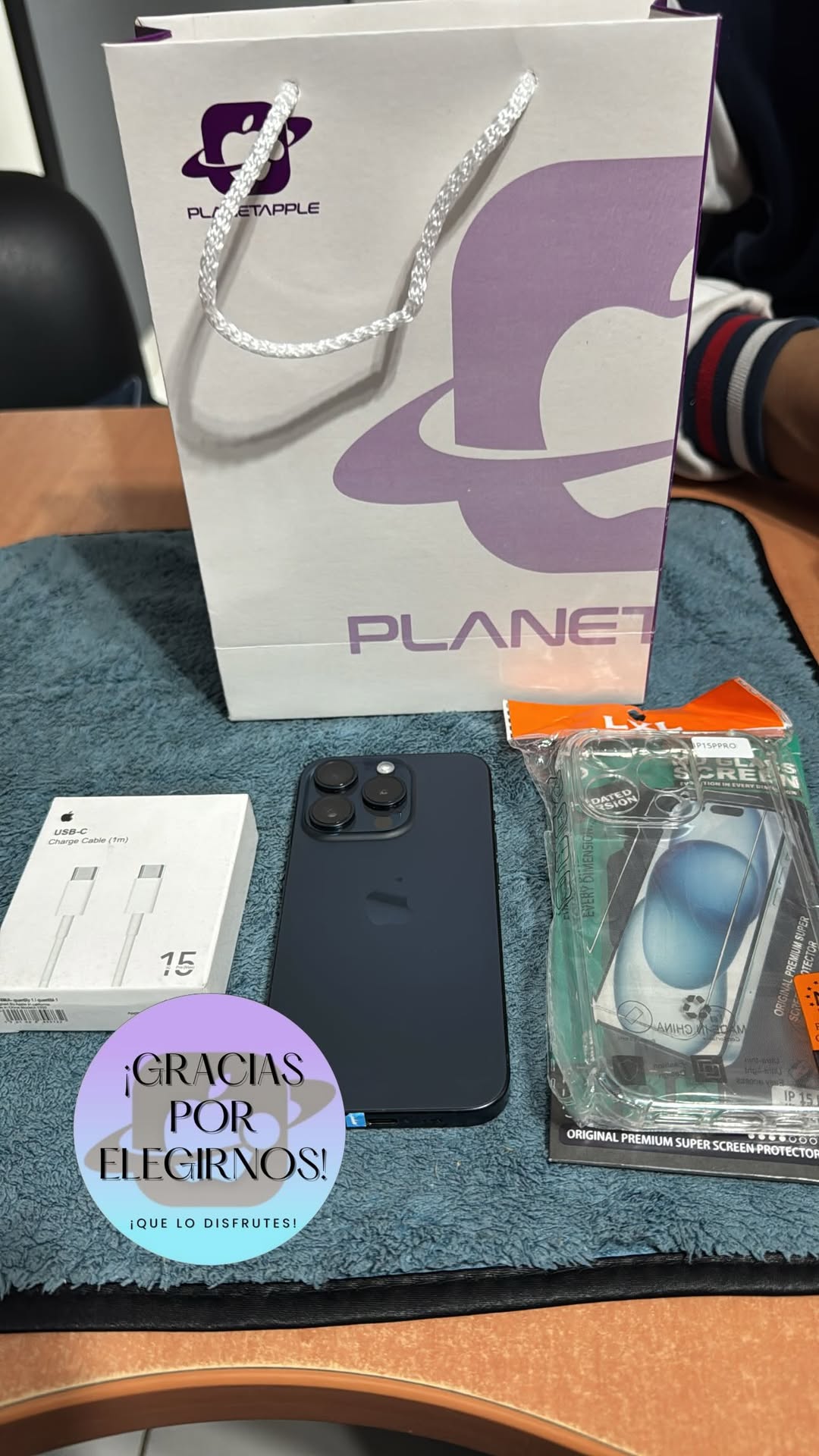 Cliente PlanetApple con su iPhone 16 Pro