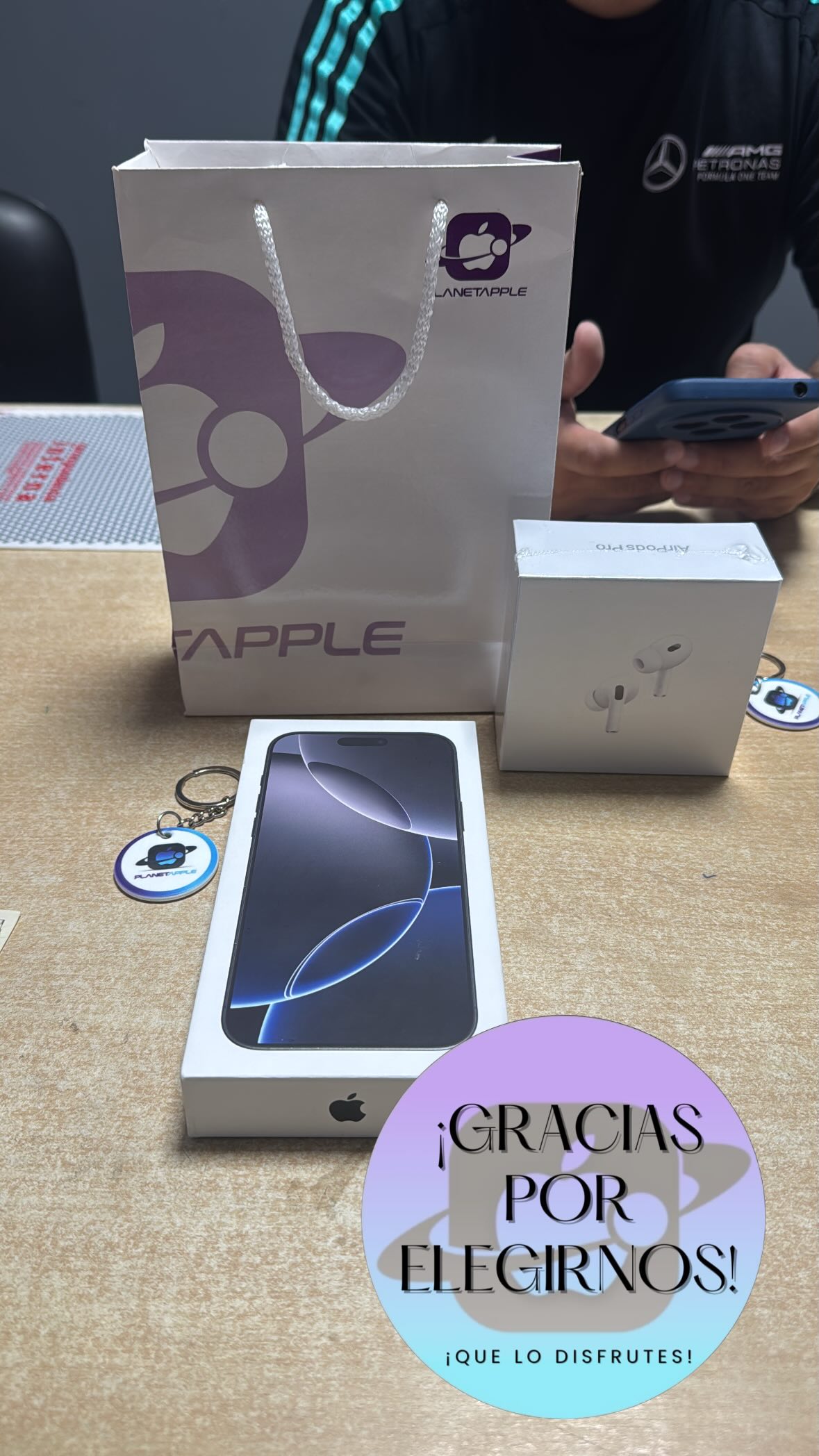 Cliente PlanetApple con su iPhone 15