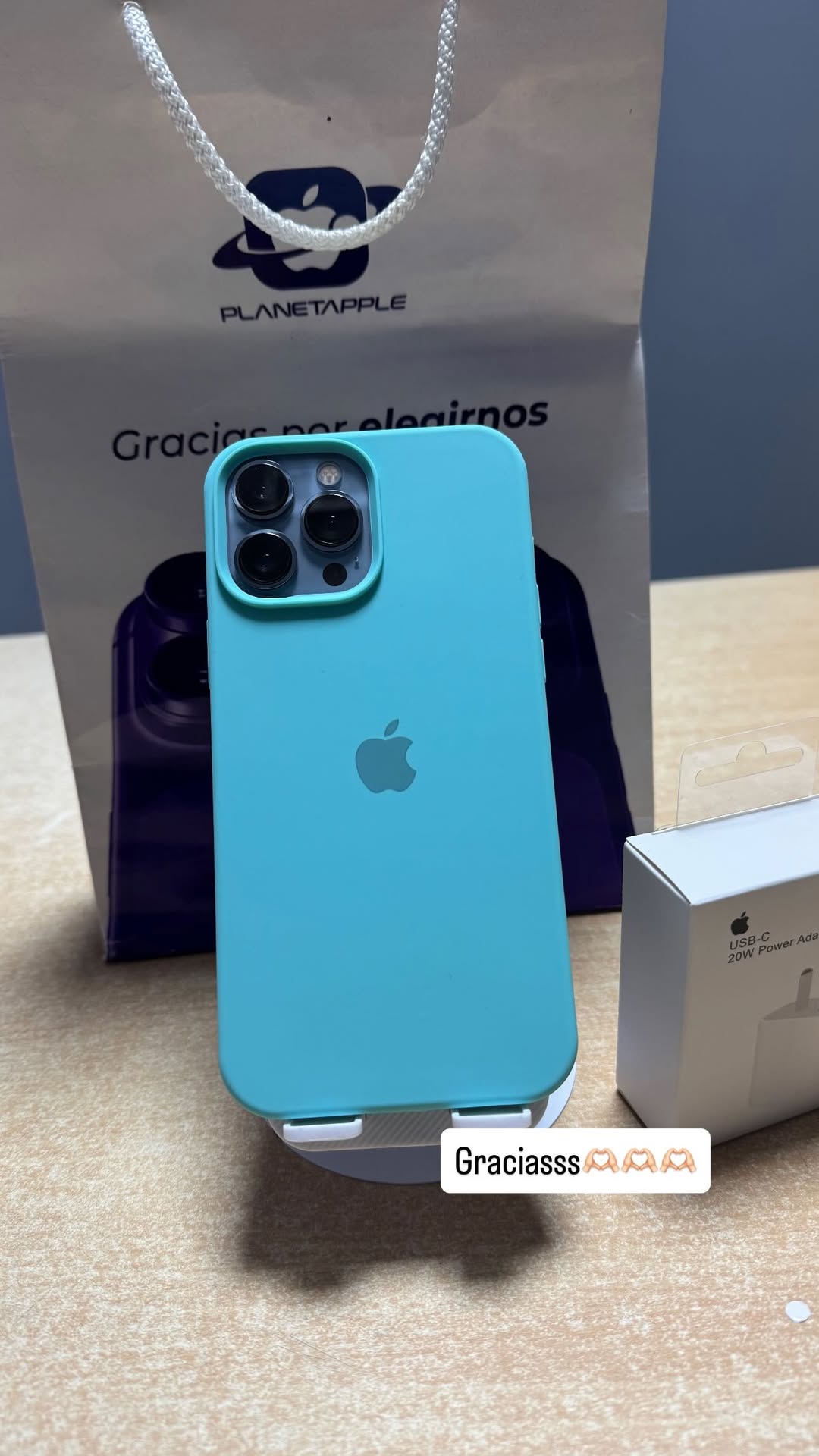 Cliente PlanetApple con su iPhone 14 Pro