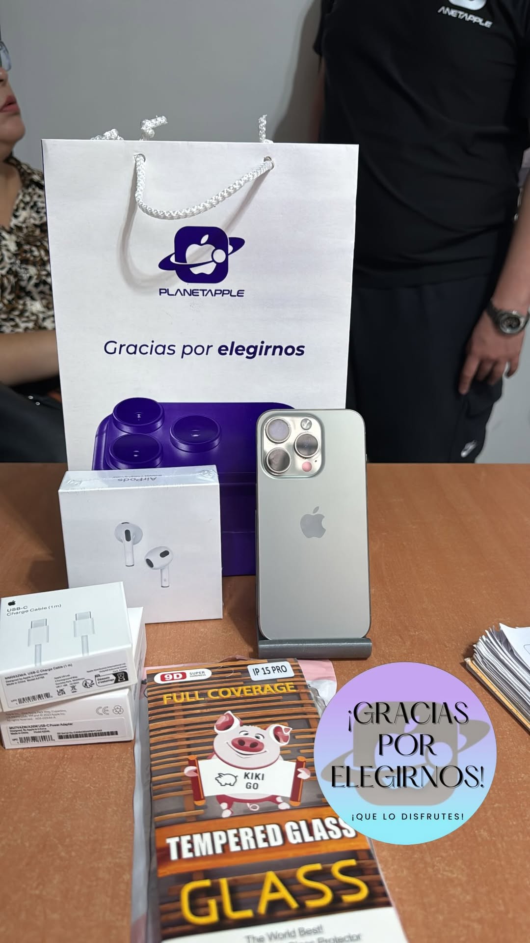 Cliente PlanetApple con su iPhone 16 Pro Max