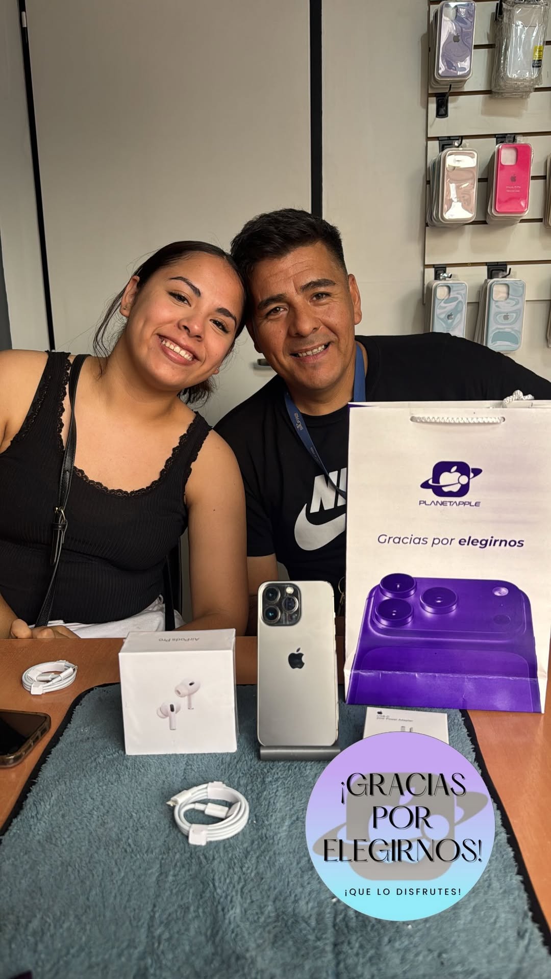 Cliente PlanetApple con su iPhone 13 Pro