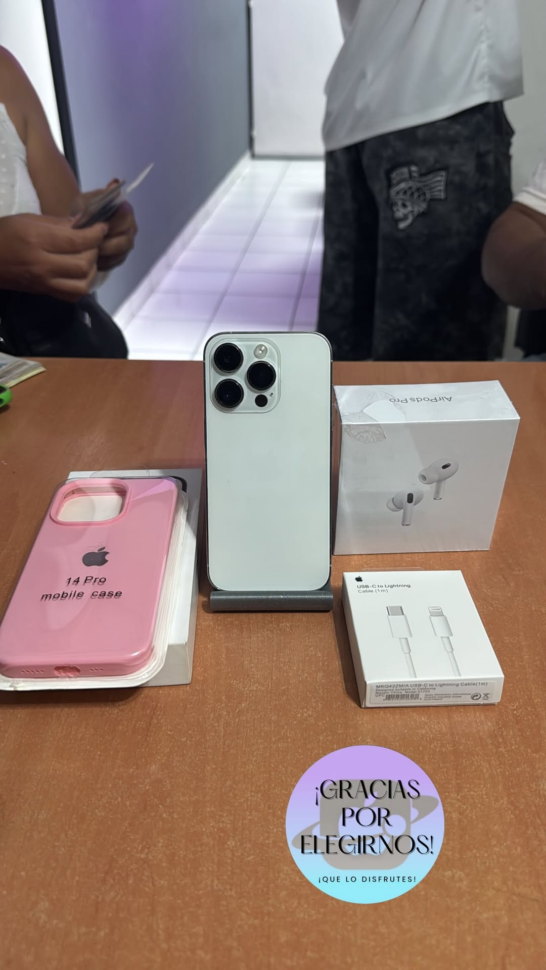 Cliente PlanetApple con su iPhone 15 Pro