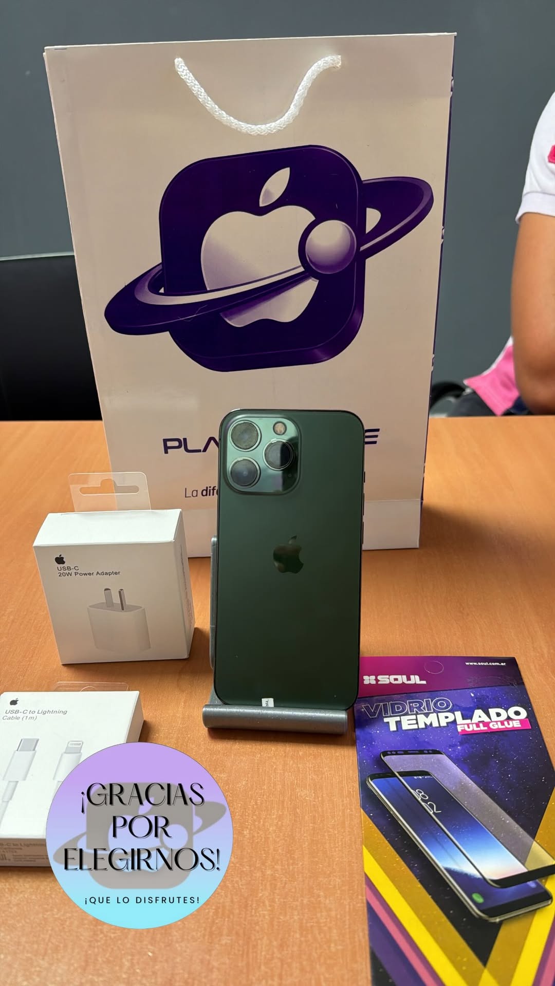 Cliente PlanetApple con su iPhone 16